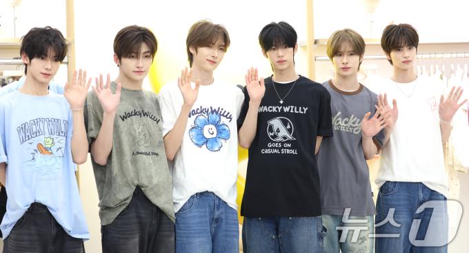 투어스의 한진(왼쪽부터)과 지훈, 영재, 도훈 ,경민, 신유ⓒ News1 권현진 기자