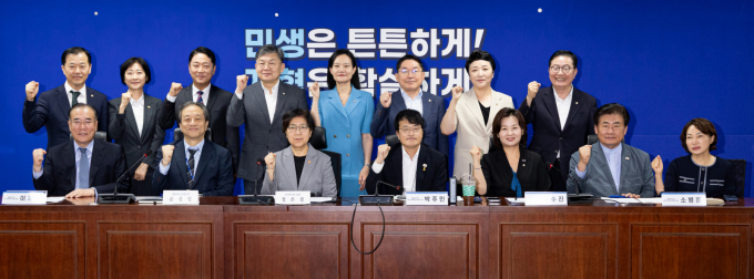 더불어민주당과 보건복지부, 대통령실이 4일 보건복지 분야의 입법·정책 협의와 관련해 서울 여의도 국회에서 첫 당정대 협의를 진행했다. 사진은 4일 서울 여의도 국회 의원회관에서 열린 보건복지 분야 첫  당·정·대 협의에서 박주민 국회 보건복지위원장, 정은경 보건복지부 장관, 문진영 대통령실 사회수석을 비롯한 참석자들이 기념 촬영을 하고 있는 모습. /사진=뉴스1