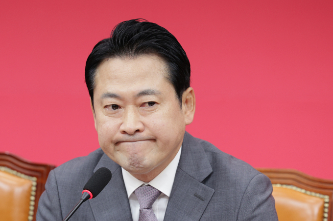 장동혁 국민의힘 대표가 4일 서울 여의도 IFC몰 소재 주한미국상공회의소에서 외국 기업 인사들과 노란봉투법 관련 간담회를 갖는다. 사진은 4일  장동혁 국민의힘 대표가 서울 여의도 국회에서 열린 최고위원회의에서 생각에 잠겨 있는 모습. /사진=뉴스1