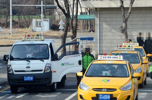 경기도교육청이 고3 학생들을 대상으로 운전면허 등 자격증 취득비를 최대 30만원 지원한다. 사진은 기사의 이해를 돕기 위한 운전 면허 시험장 모습. /사진=뉴스1