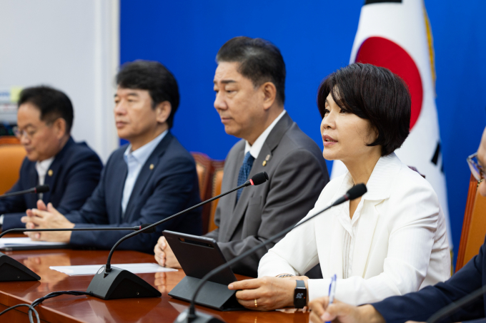한정애 더불어민주당 정책위의장이 4일 서울 여의도 국회에서 열린 정책조정회의에서 2차 민생회복 소비쿠폰 지급 및 지역사랑상품권 예산 집행과 관련해 발언을 하고 있다. /사진=뉴스1