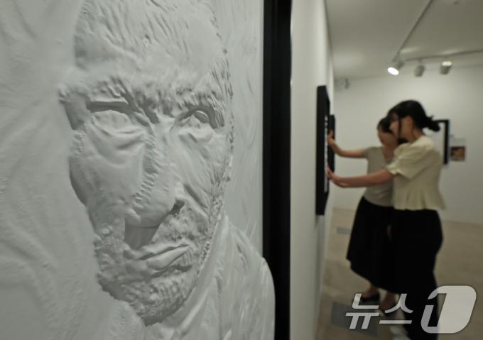 4일 서울 종로구 한국장애인문화예술원 이음갤러리에서 열린 시각장애인을 위한 어두운 미술관 '감각; 예술을 만나는 또 다른 방법' 전시에서 관계자들이 색채를 빼고 3D로 구현된 명화를 만져보고 있다. 2025.9.4/뉴스1 ⓒ Ne