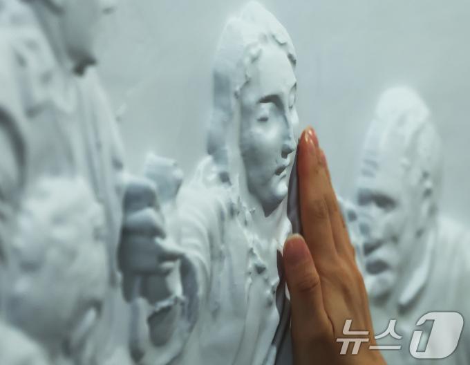 4일 서울 종로구 한국장애인문화예술원 이음갤러리에서 열린 시각장애인을 위한 어두운 미술관 '감각; 예술을 만나는 또 다른 방법' 전시에서 관계자들이 색채를 빼고 3D로 구현된 명화를 만져보고 있다. 2025.9.4/뉴스1 ⓒ News1 장수영 기자