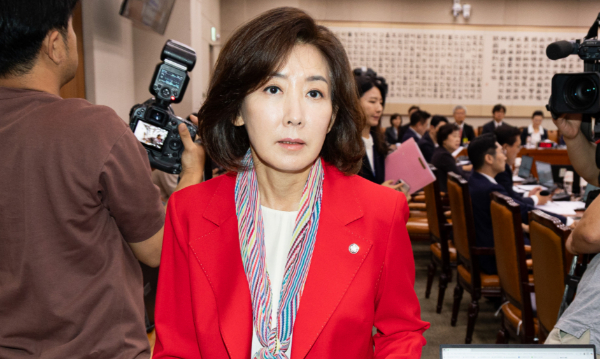나경원 국민의힘 의원이 평소 연락을 하지 않던 윤석열 전 대통령이 비상계엄 선포 직후 자신에게 전화한 것에 대해 본인도 의문이라고 밝혔다. 사진은 나경원 국민의힘 의원이 4일 서울 여의도 국회에서 열린 제429회 국회(정기회) 법제사법위원회 제2차 전체회의 중 회의장을 나서는 모습. /사진=뉴스1