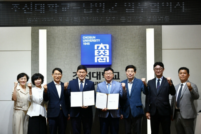 정철원 담양군수(왼쪽 네번째)가 4일 김춘성 조선대 총장과  '치매예방과 인구소멸 극복을 위한 공동 업무협약'을 체결한 뒤 기념촬영 하고 있다./사진=담양군