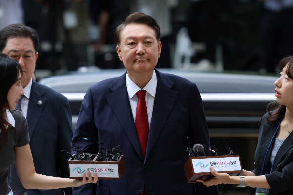 서울구치소에 수감 중인 윤석열 전 대통령의 인권이 침해됐다는 진정이 국가인권위원회에 100건 이상 접수됐다. 사진은 윤석열 전 대통령이 서울중앙지방법원에서 열린 구속 전 피의자심문(영장실질심사)을 받기 위해 출석하는 모습. /사진=뉴시스