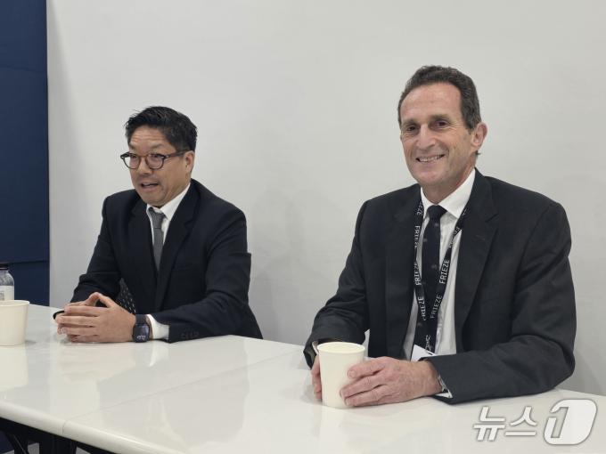 4일 코엑스에서 열린 기자간담회에서 프리즈의 사이먼 폭스 CEO와 패트릭 리 프리즈 아시아 디렉터가 질문에 답하고 있다. ⓒ 뉴스1 김정한 기자