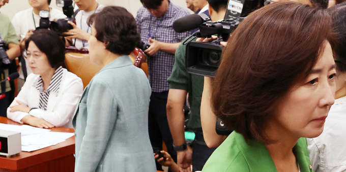 나경원 국민의힘 의원과 추미애 국회 법제사법위원장이 4일 서울 여의도 국회 법제사법위원회에서 야당 간사 선임 안건 미상정과 관련해 다시 충돌했다. 사진은 지난 2일 나경원 국민의힘 의원이 서울 여의도 국회에서 열린 법제사법위원회 전체회의에서 추미애 위원장에게 의사 진행 방식에 대해 항의한 뒤 자리로 돌아가는 모습. /사진=뉴시스