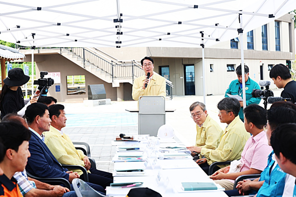 정명근 화성특례시장(가운데)이 3일 우정읍 고온항에서 진행된 해양사고 대응 2025년 안전화성훈련에서 재난안전대책본부 회의를 주재하고 있다. /사진제공=화성특례시