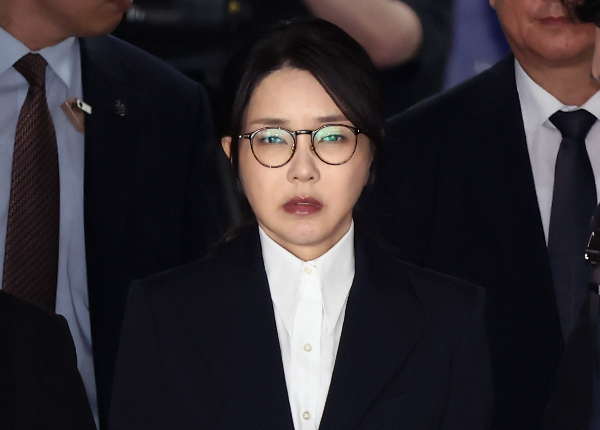 서울시교육청이 윤석열 전 대통령 배우자 김건희 여사의 '중등학교 2급 정교사' 자격증을 박탈하기로 했다. 사진은 윤석열 전 대통령 부인 김건희 여사가 서울중앙지법에서 열린 구속 전 피의자 심문(영장실질심사)를 마치고 나오는 모습. /사진=뉴스1