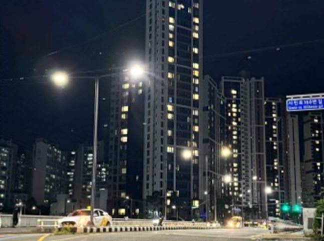 기존 주물등이 고효율 LED 가로등으로 교체된 도로 전경. /사진제공=의정부시