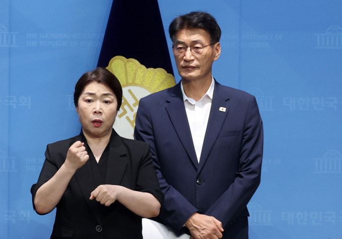 문대림 더불어민주당 대변인이 4일 국민의힘을 향해 "내란특검의 수사 방해를 계속한다면 반드시 법적 책임을 물어야 한다"고 말했다. 사진은 지난 7월12일 문대림 더불어민주당 대변인(오른쪽)이 12일 오후 서울 여의도 국회 소통관에서 열린 '부산 해양수도 이전기관 지원에 관한 특별법 발의' 기자회견에 참석한 모습. /사진=뉴시스