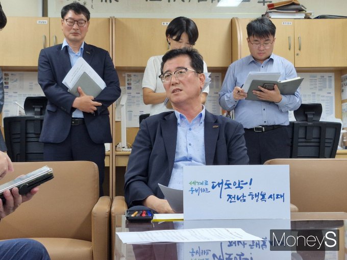 강종철 도 인재육성교육국장이 4일 도청 기자실에서 정부 국정과제에 반영된 전남 통합대학교 국립의대 개교 시기가 당초 2027년에서 2030년으로 늦어진 것과 관련해  기자들의 질문에 답하고 있다./홍기철기자