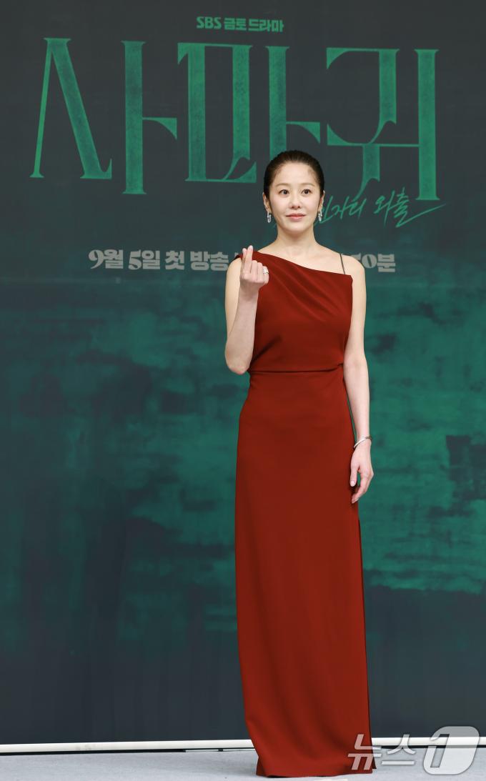 배우 고현정이 4일 오후 서울 목동 SBS에서 열린 금토드라마 '사마귀: 살인자의 외출'(연출 변영주/극본 이영종) 제작발표회에 참석해 포즈를 취하고 있다. '사마귀: 살인자의 외출'은 잔혹한 연쇄살인마 '사마귀'가 잡힌 지 20여 년이 지나 모방범죄가 발생하고, 이 사건 해결을 위해 한 형사가 평생 증오한 '사마귀'인 엄마와 예상 못 한 공조를 펼치며 벌어지는 고밀도 범죄 스릴러다. 2025.9.4/뉴스1 ⓒ News1 권현진 기자
