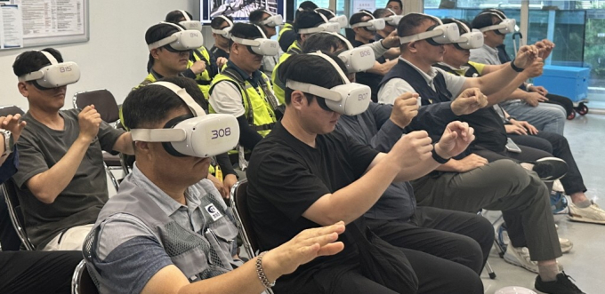  지난 3일 현대 테라타워 지식산업센터에서 실시한 '찾아가는 VR 안전체험교육' 모습.  /사진제공=수원시