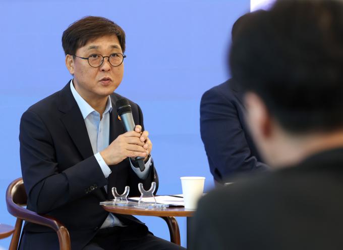 최휘영 문화체육관광부 장관이 4일 서울 서대문구 모두예술극장 모두라운지에서 취임 한 달을 계기로 출입기자 간담회를 갖고 문체부 정책설명을 하고 있다.