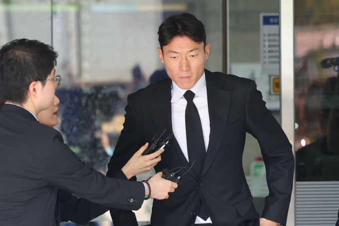 불법촬영 혐의를 받는 축구선수 황의조가 2심에서 징역 1년에 집행유예 2년을 선고받았다. 사진은 황의조가 4일 서울 서초구 서울중앙지방법원에서 열린 불법촬영 등 혐의 항소심 선고를 마치고 법원을 나서는 모습. /사진=뉴시스