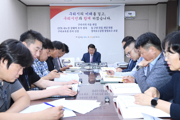 구리시가 내년도 주요 업무를 전략적으로 추진하기 위해 '2026년도 주요업무계획 보고회'를 진행 중이다. 지난달 29일부터 시작된 이번 보고회는 백경현 시장 주재로 오는 16일까지 시 전 부서와 산하기관을 대상으로 열린다. /사진제공=구리시