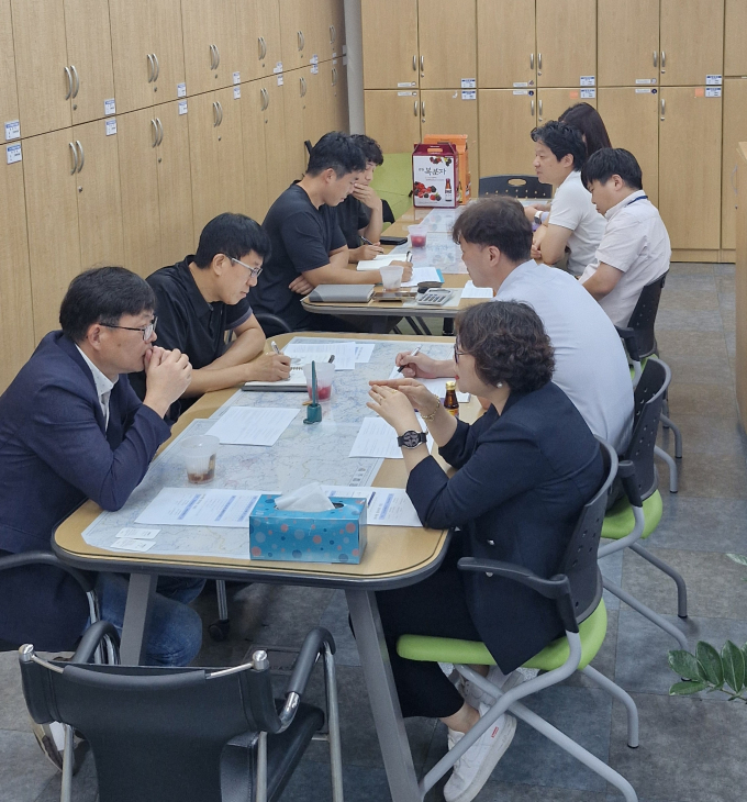  4일 여주시청 관계자들이 양평군청 허가과를 방문해 양평군의 혁신적인 인허가 행정 운영사례를 벤치마킹 하고 있다. /사진제공=양평군