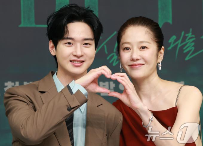 배우 장동윤과 고현정(오른쪽)이 4일 오후 서울 목동 SBS에서 열린 금토드라마 '사마귀: 살인자의 외출'(연출 변영주/극본 이영종) 제작발표회에 참석해 포즈를 취하고 있다. 2025.9.4/뉴스1 ⓒ News1 권현진 기자