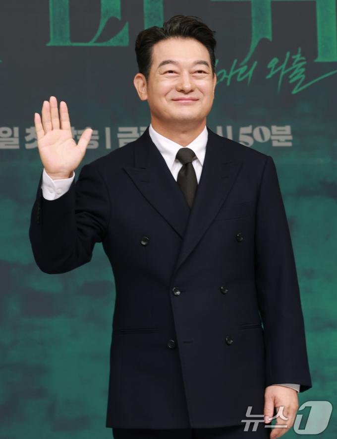 배우 조성하가 4일 오후 서울 목동 SBS에서 열린 금토드라마 '사마귀: 살인자의 외출'(연출 변영주/극본 이영종) 제작발표회에 참석해 포즈를 취하고 있다.2025.9.4/뉴스1 ⓒ News1 권현진 기자