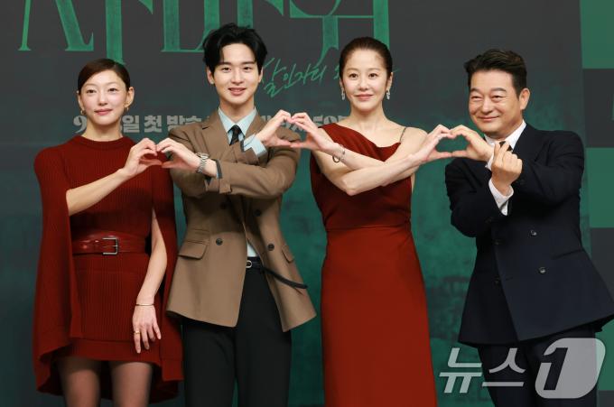 배우 이엘(왼쪽부터)과 장동윤, 고현정, 조성하가 4일 오후 서울 목동 SBS에서 열린 금토드라마 '사마귀: 살인자의 외출'(연출 변영주/극본 이영종) 제작발표회에 참석해 포즈를 취하고 있다. '사마귀: 살인자의 외출'은 잔혹한 연쇄살인마 '사마귀'가 잡힌 지 20여 년이 지나 모방범죄가 발생하고, 이 사건 해결을 위해 한 형사가 평생 증오한 '사마귀'인 엄마와 예상 못 한 공조를 펼치며 벌어지는 고밀도 범죄 스릴러다. 2025.9.4/뉴스1 ⓒ News1 권현진 기자
