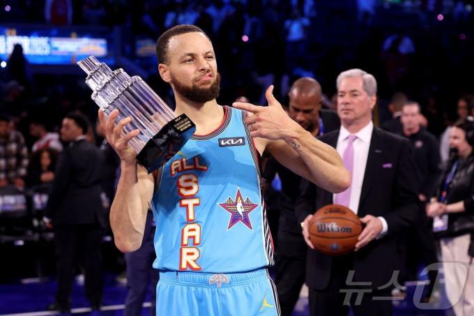 2025 NBA 올스타전 MVP로 선정된 스테픈 커리. ⓒ AFP=뉴스1
