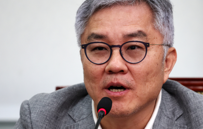 정청래 더불어민주당 대표가 4일 최강욱 당 교육연수원장의 조국혁신당 성비위 사건에 관한 2차 가해 논란과 관련해 윤리감찰단에 긴급 진상조사를 지시했다. 사진은 지난달 22일 최광욱 더불어민주당 교육연수원장이 서울 여의도 국회에서 열린 당 최고위원회의에서 발언하고 있는 모습. /사진=뉴시스