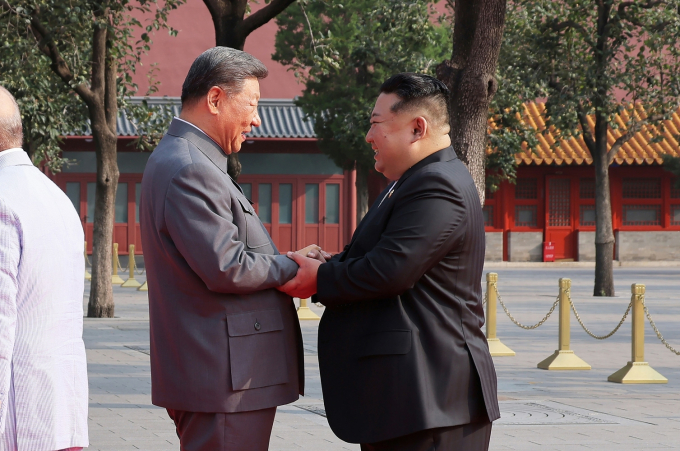 중국 외교부가 시진핑 중국 국가주석과 김정은 북한 국무위원장 회담에 대해 심도있는 의견을 교환하겠다고 밝혔다. 사진은 북한 노동당 기관지 노동신문이 지난 3일 김 위원장(오른쪽)이 중국인민항일전쟁 및 세계반파쇼전쟁승리(전승절) 80돌(주년) 기념행사에 참석한 사실을 4일에 보도한 모습. /사진=뉴스1(평양 노동신문) 