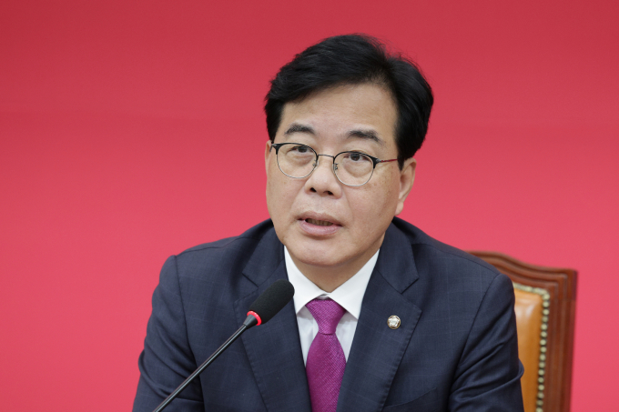 송언석 국민의힘 원내대표가 최교진 교육부 장관 후보자 관련 긴급 기자간담회에서 '대참사'라며 지명 철회를 촉구했다. 사진은 송언석 국민의힘 원내대표가 4일 오후 서울 여의도 국회에서 최교진 교육부 장관 후보자 관련 긴급 기자간담회 하는 모습. /사진=뉴스1