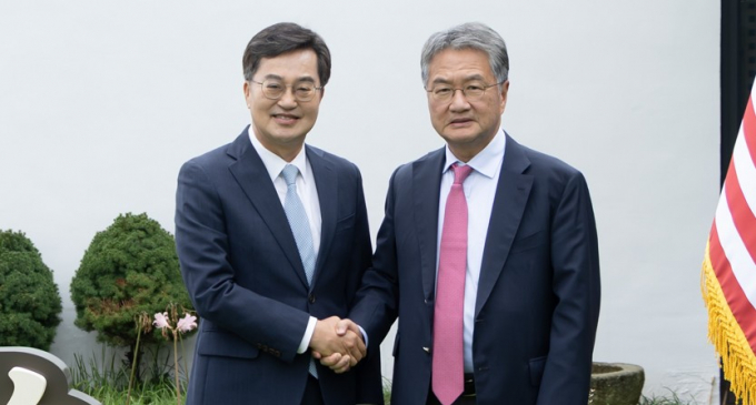 김동연 경기도지사(왼쪽)가 4일 도담소에서 조셉 윤 주한 미국대사대리와 만나 인사를 나누고 있다. /사진제공=경기도
