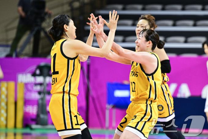청주 KB 강이슬(왼쪽). (WKBL 제공)
