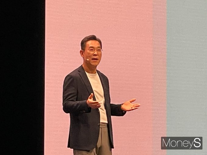 김철기 삼성전자 생활가전(DA)사업부 부사장이 유럽 최대 가전전시회 'IFA 2025' 개막을 하루 앞둔 4일(현지시간) 독일 베를린 '시티 큐브 베를린'에서 열린 '삼성 프레스 콘퍼런스'에서 대표연설을 하고 있다./ 사진=이한듬 기자