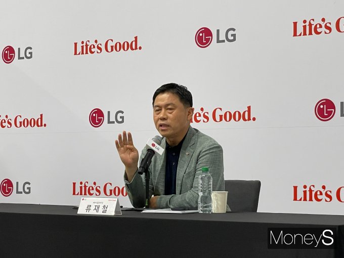 류재철 LG전자 HS사업본부장(사장)이 4일(현지시간) 독일 베를린에서 기자간담회를 갖고 유럽 가전사업의 비전과 전략을 소개하고 있다. / 사진=이한듬 기자 