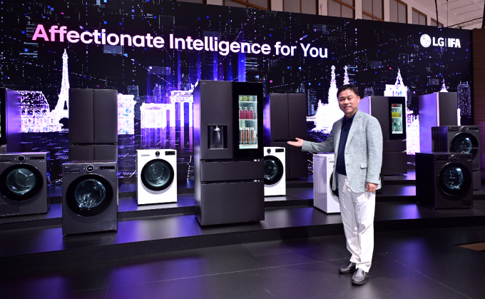 LG전자 류재철 HS사업본부장이 IFA 2025 LG전자 부스에서  AI홈 허브 ‘씽큐 온’과 가전들이 서로 연결되며 고객의 일상을 업그레이드 하는 'LG AI홈'을 설명하고 있다. / 사진=LG전자