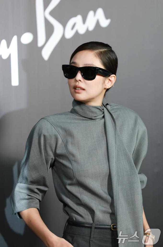 블랙핑크 제니가 4일 오후 서울 성동구 피치스 도원에서 열린 아이웨어 브랜드 레이밴(Ray-Ban)의 팝업 스토어 오픈 행사에 참석해 매력을 발산하고 있다. ⓒ News1 권현진 기자