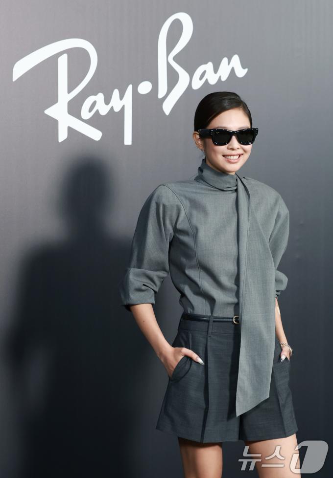 블랙핑크 제니가 4일 오후 서울 성동구 피치스 도원에서 열린 아이웨어 브랜드 레이밴(Ray-Ban)의 팝업 스토어 오픈 행사에 참석해 미소를 짓고 있다. ⓒ News1 권현진 기자