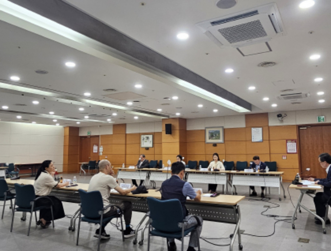 용인특례시는 2026년도 생활임금 시급액을 1만 1930원으로 확정했다. 사진은 지난 3일 열린 생활임금심의위원회. /사진제공=용인특례시