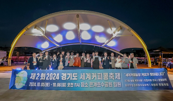  임병택 시흥시장이 2024 세계커피콩축제의 부대행사인 2024 세계커피대회에서 커피재배국 대사들과 함께 기념촬영을 하고 있다. /사진제공=시흥시