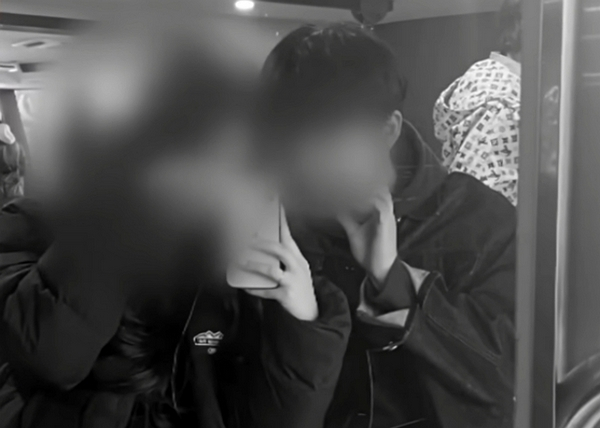 경기도 화성시 제부도에서 한 남성이 BJ와 공모해 여자친구를 성폭행하고 이를 촬영까지 한 사건이 발생했다. 사진은 피해자와(왼쪽) 특수강간 혐의 피의자인 남자친구 모습. /사진=JTBC '사건반장' 캡처