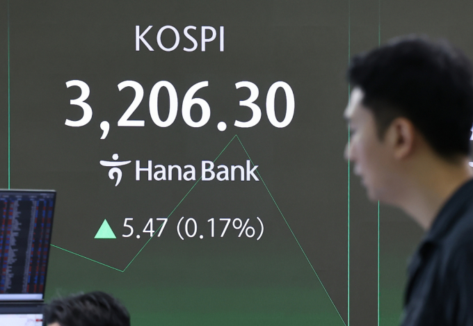 5일 국내 증시가 상승세다. 사진은 이날 오전 서울 중구 하나은행 딜링룸 전광판에 개장 시황이 나오는 모습. /사진=뉴스1 