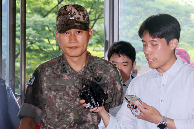 육군이 5일 언론 공지를 통해 채상병 순직 사건과 관련해 수사 외압 의혹을 받는 박진희 소장의 직무를 정지했다고 밝혔다. 사진은 지난 7월28일 박진희 육군 제56사단장( 전 국방부 군사보좌관)이 서울 서초구 순직해병 특검팀(특별검사 이명현) 조사를 위해 출석하고 있는 모습. /사진=뉴스1