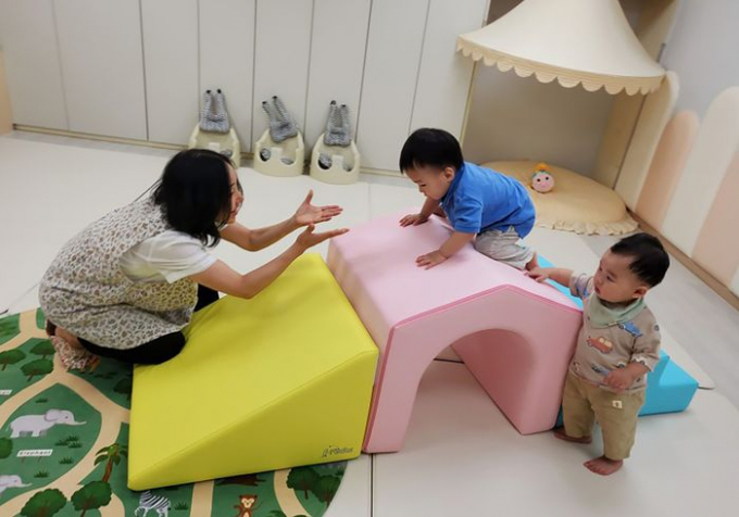 성남시 해님달님놀이터 이매점 보육교사가 아이들 돌보고 있다. /사진제공=성남시