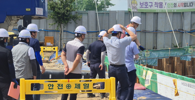 경기도 지하안전지킴이가 공사현장을 방문해 자문하는 모습. /사진제공=경기도