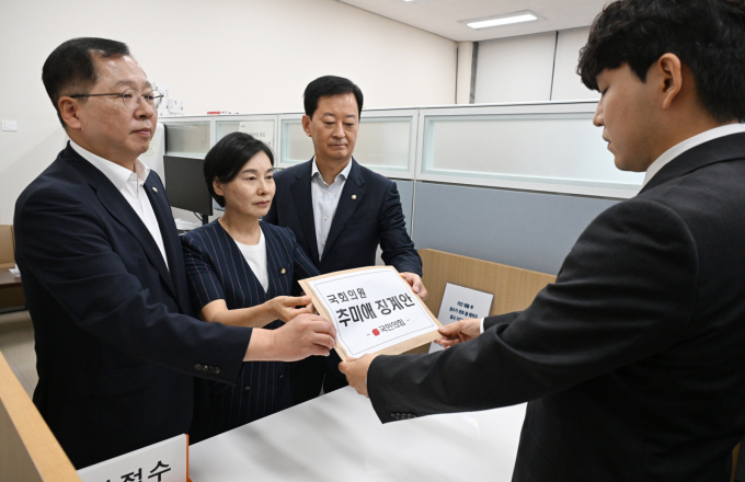 조승환(왼쪽부터), 서명옥 국민의힘 원내부대표, 최은석 원내수석대변인이 5일 서울 여의도 국회 의안과에서 추미애 법제사법위원장에 대한  징계안을 제출하고 있다. /사진=뉴스1(공동취재)