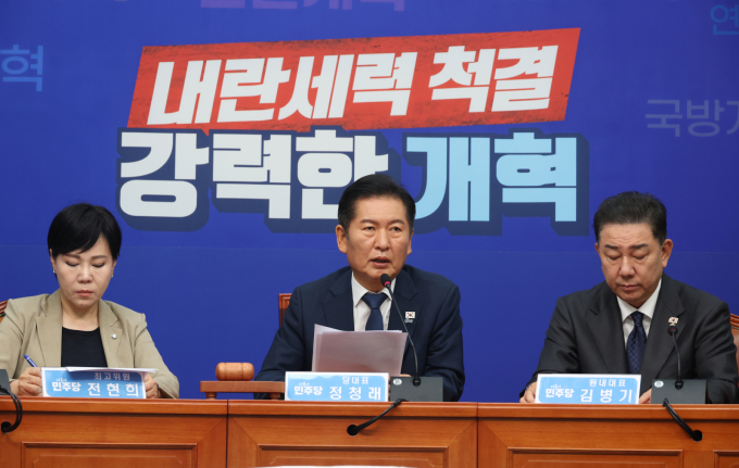 정청래 더불어민주당 대표가 5일 서울 여의도 국회에서 열린 당 최고위원회의에서 내란특별법이 국회 법제사법위원회 밥안심사1소위원회에 회보된것과 관련해 당부 발언을 하고 있다. /사진=뉴시스