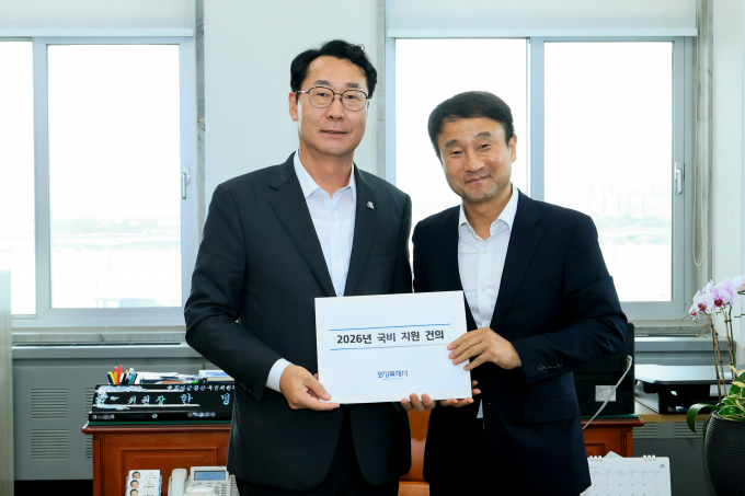 정명근 화성특례시장(사진 왼쪽)이 4일 한병도 국회 예결위원장을 만나 9개 국비사업의 2026년도 예산안 반영을 요청했다. /사진제공=화성특레시