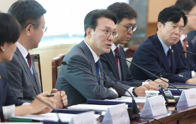 김민석 국무총리가 5일 서울 종로구 정부서울청사에서 열린 APEC 정상회의 제8차 준비위원회에서 경주 APEC을 성공시킬 수 있도록 인프라 준비에 만전을 기대할라고 주문 했다. /사진=뉴시스