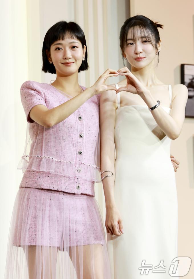 배우 김고은과 박지현(오른쪽)이 5일 서울 중구 앰배서더 서울 풀만 호텔에서 열린 넷플릭스 시리즈 '은중과 상연' 제작발표회에 참석해 포즈를 취하고 있다. '은중과 상연'은 매 순간 서로를 가장 좋아하고 동경하며, 또 질투하고 미워하며 일생에 걸쳐 얽히고설킨 두 친구, 은중(김고은 분)과 상연(박지현)의 모든 시간을 마주하는 이야기를 그렸다. 2025.9.5/뉴스1 ⓒ News1 권현진 기자