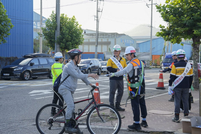 HD현대삼호 김재을 사장을 비롯한 임직원, 사외협력사 관계자들이 '대불산단 사외협력사 합동 안전캠페인'을 진행하고 있다./HD현대삼호